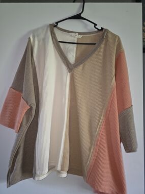 easel Colorblock V-Neck Tunic in Cream, Tan & Coral Pink